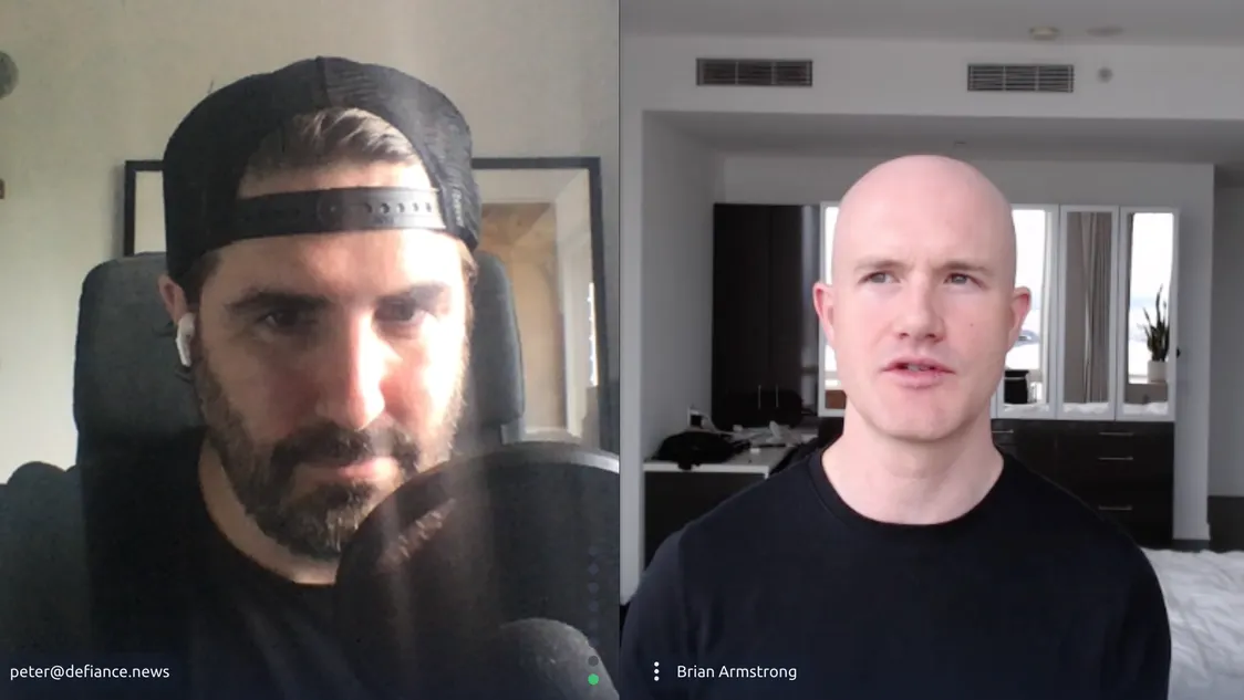 El CEO de Coinbase, Brain Armstrong, hablando con el podcaster Peter McCormack. Imagen: What Bitcoin Did.