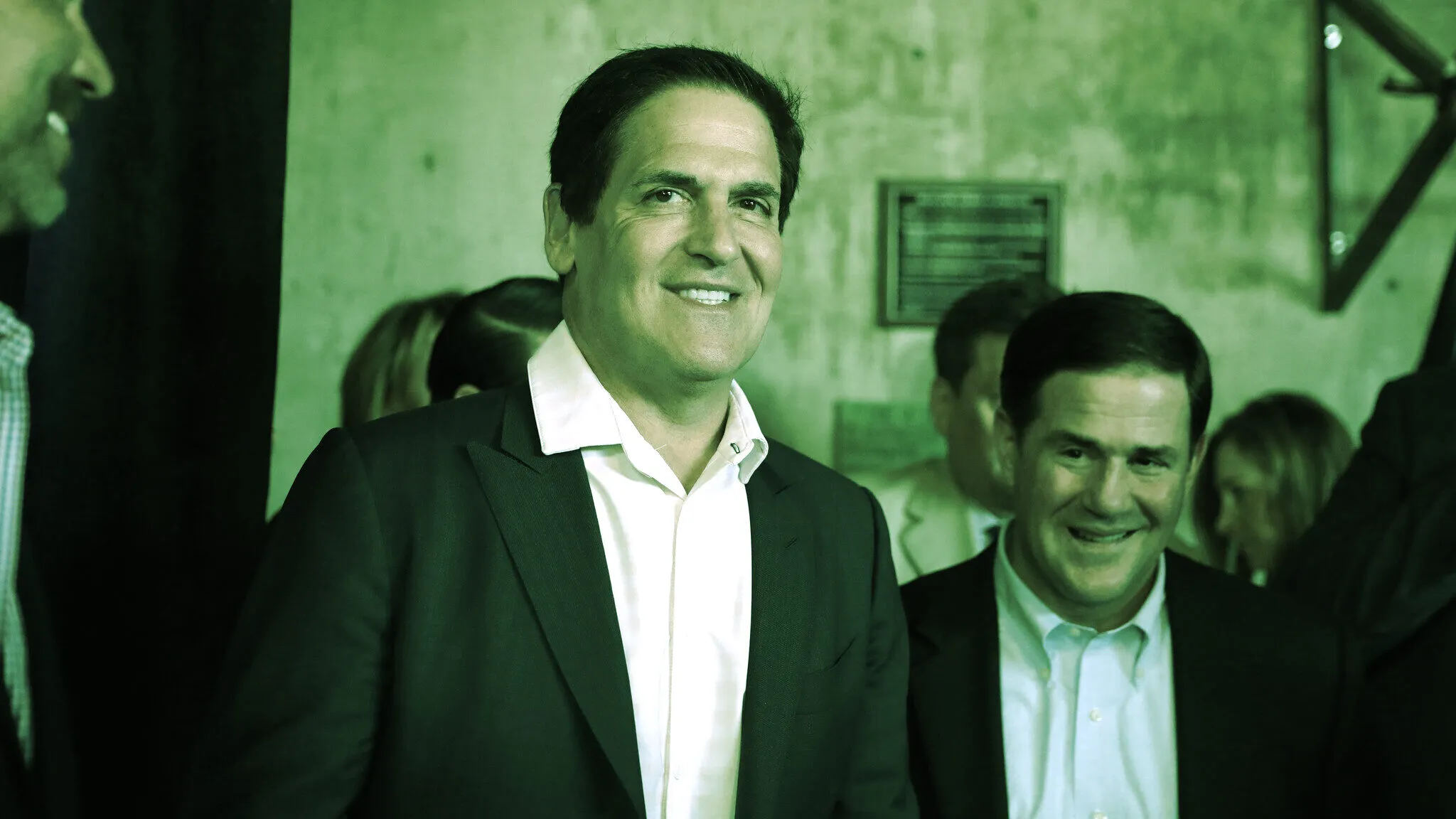 Mark Cuban with Arizon Governor Doug Ducey. Image: Gage Skidmore, Flickr (CC BY-SA 2.0)