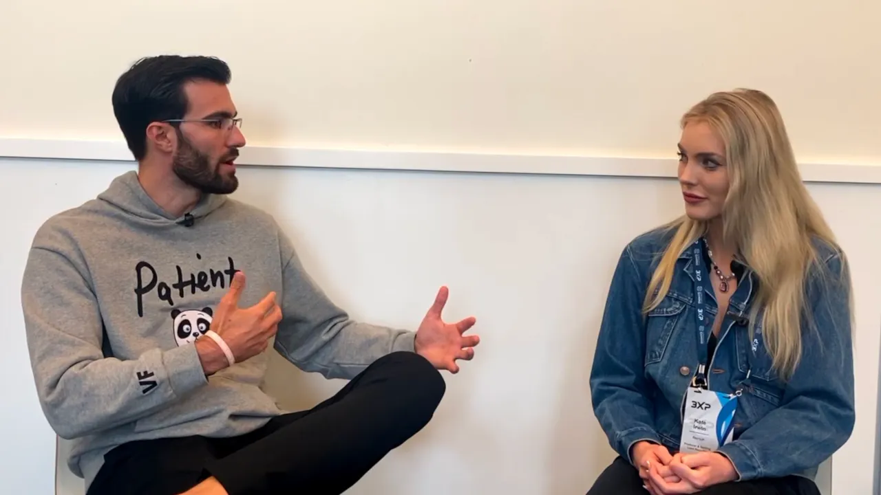 VaynerSports VP of Gaming Darren Glover speaks with Decrypt's Kate Irwin at the 3XP gaming expo. Image: Decrypt