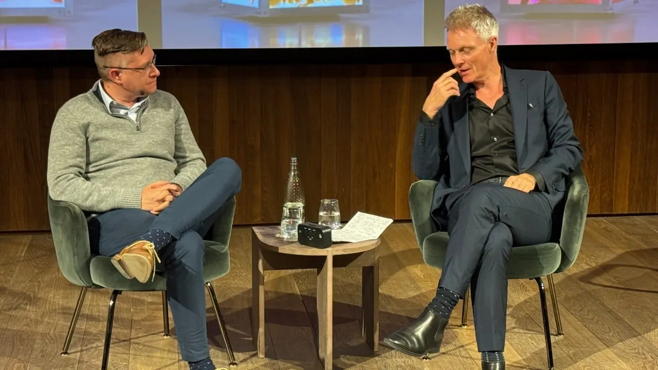 迈克·温克尔曼，艺名Beeple，和蒂姆·马洛夫爵士