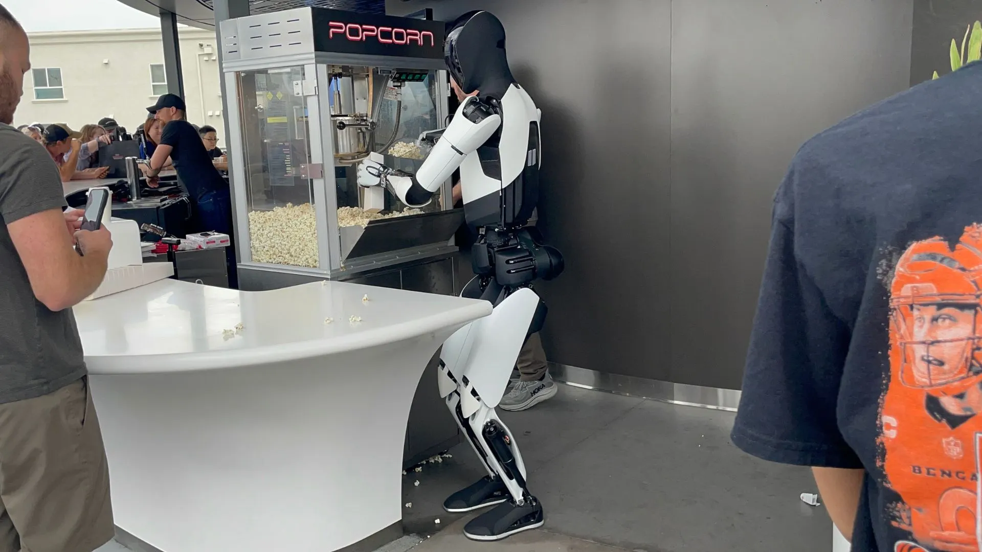 Tesla Optimus robot serving popcorn. Image: Jason Nelson/Decrypt