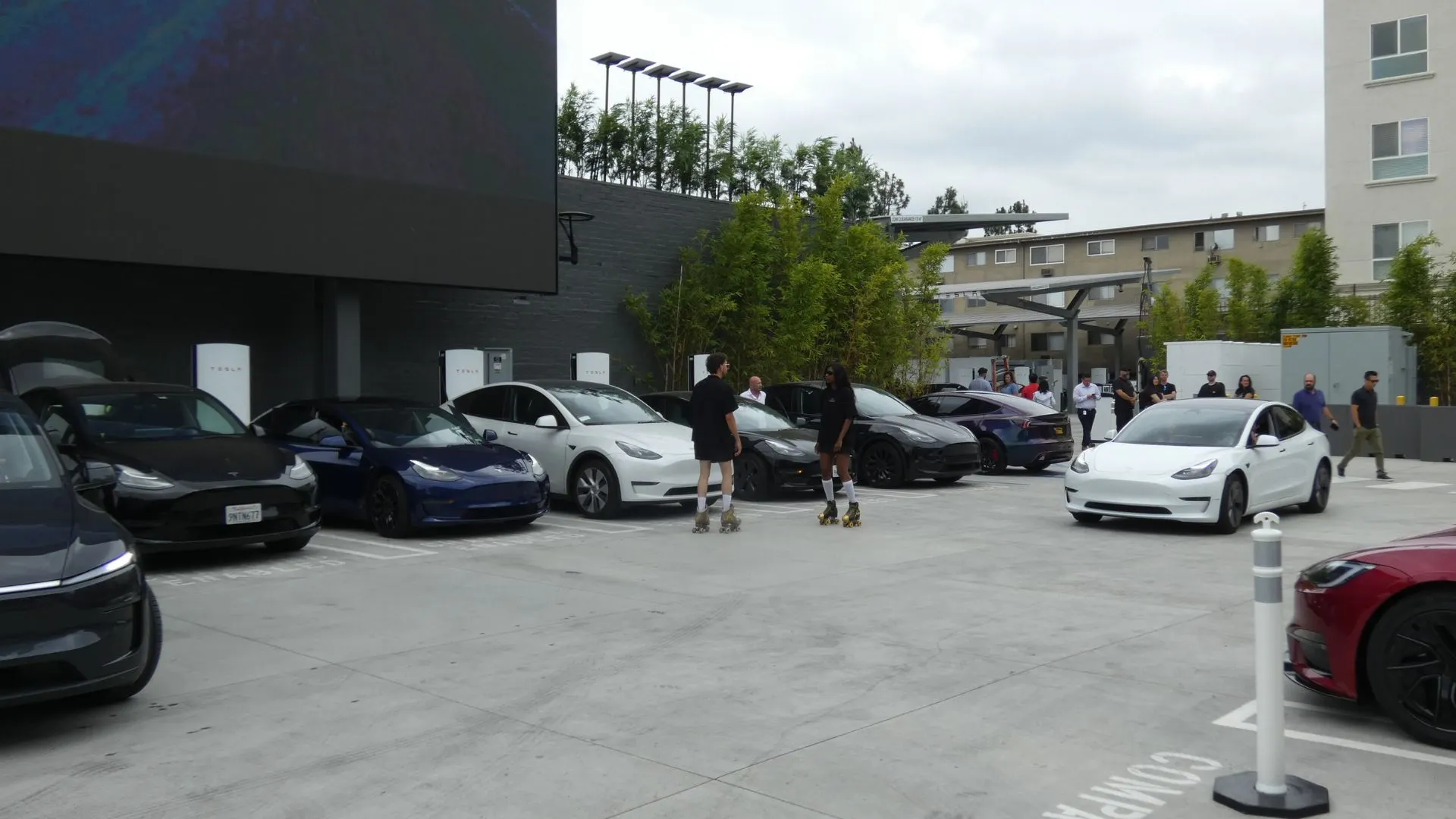 Tesla Diner Waitstaff and Tesla Cars. Image: Jason Nelson/Decrypt